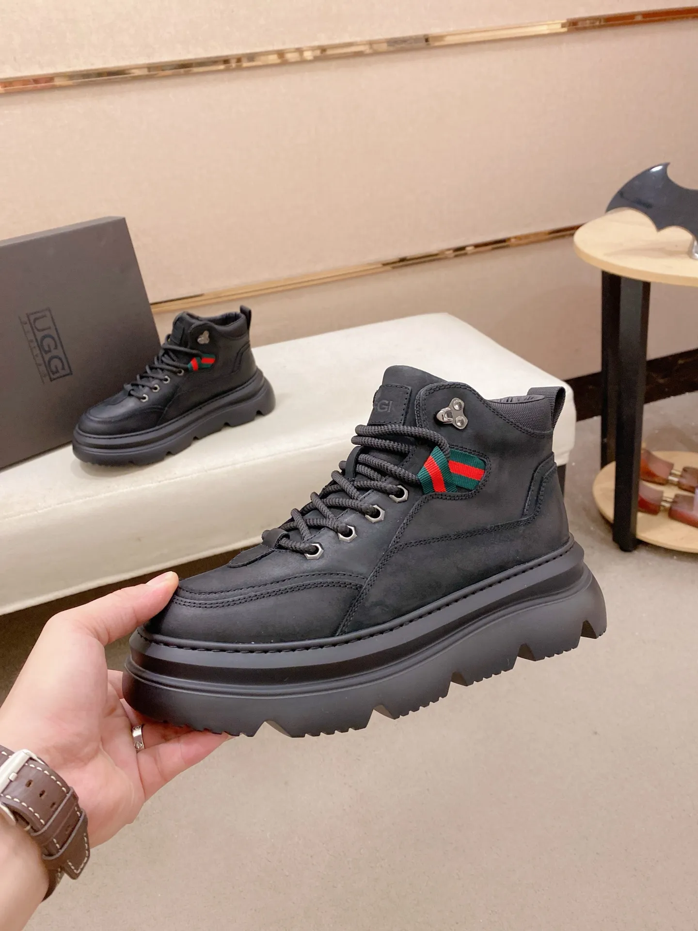 Factory price: 700💰New UGG fur-integrated men's simple and fashionable snow shoes. The most worth buying at the end of this year are warm casual shoes. Whether you are out and about at home, their comfortable and warm performance will be your most suitable fashion companion! The material is cowhide upper and imported wool is used inside. Two layers of cowhide for warmth and comfort! The eva+ rubber patch outsole is cushioned, non-slip and wear-resistant, and has good elasticity. It is light and wear-resistant, comfortable and soft, and the new simple cut is more fashionable. It has both practicality and fashion sense, so you no longer have to worry about how to match it in winter, while still maintaining your fashionable taste. High-quality genuine wool produced in Dongguan. The material depends on the details! Size: 39-40-41-42-43-44-45 sneaker size